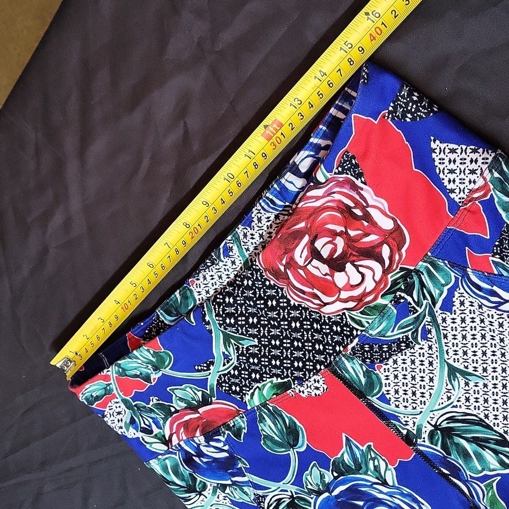 Betsey Johnson Floral Cropped Leggings - Picture 4 of 11